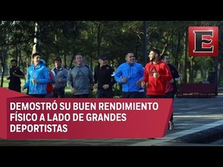 Miguel Ángel Mancera corre a  lado de deportistas en el Bosque de Chapultepec