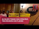 Alcaldes toman Casa Veracruz; exigen pago de recursos
