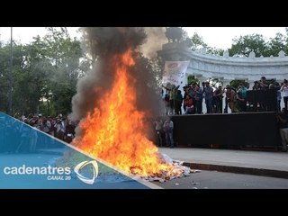 Descargar video: Violenta marcha en el DF; padres de desaparecidos en Ayotzinapa piden el regreso de sus hijos