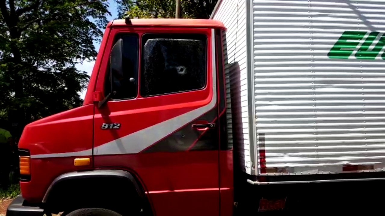 Caminhão com marcas de tiros é encontrado na PR-486