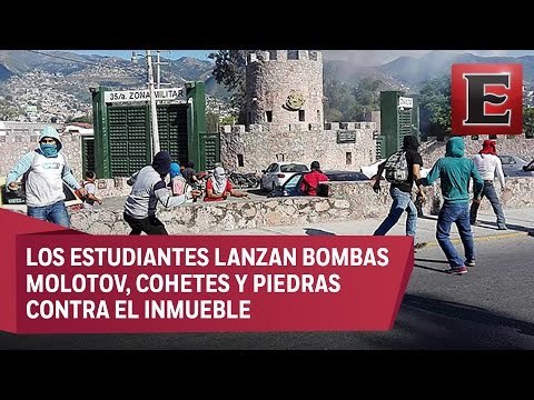 Normalistas vandalizan cuartel militar de Guerrero