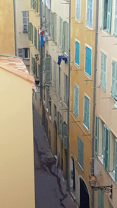 Les images de l'interpellation du forcené retranché chez lui dans le Vieux-Nice