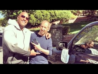 Dwayne Johnson rompe espejo de otro conductor