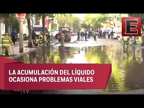 Bomberos atienden fuga de agua en calles de la delegación Benito Juárez