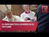 Papa Francisco bautiza a 28 niños en la Capilla Sixtina