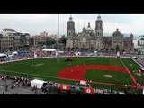 Capitalinos gozan la fiesta del béisbol en el Zócalo