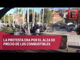 En Sonora agentes de la policia disparan al aire para dispersar manifestantes