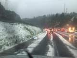 Se desgaja cerro sobre carriles de la autopista México-Toluca