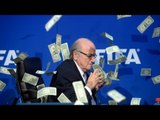 Comediante británico arroja billetes sobre Blatter en plena conferencia