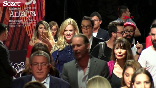 Kırmızı halıda şıklık yarışı