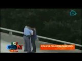 ¡Un abrazo que salva la vida! Policía impide que un hombre caiga de un puente