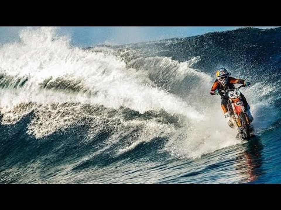 ¡ENTÉRATE! Australiano surfea a bordo de una motocicleta