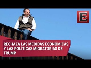 Diputado del PRI escala muro para criticar políticas de Trump