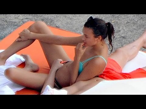 Irina Shayk y Bradley Cooper calientan playa italiana con candentes besos