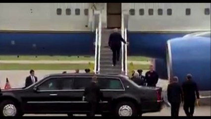 Donald Trump se ridiculise en grimpant dans l'avion avec du papier sous une chaussure