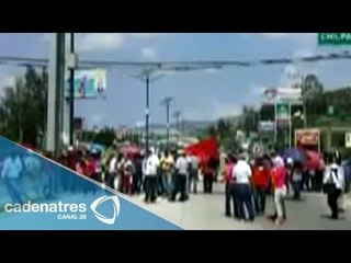 Maestros y normalistas bloquean la Autopista del Sol