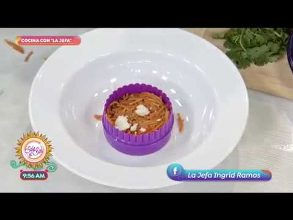 'La Jefa' Ingrid prepara fideos secos con chicharrón | Sale el Sol