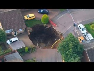 Asombro en Inglaterra por un inmenso socavón en plena calle