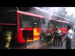 Se incendia unidad del Metrobús en Iztacalco