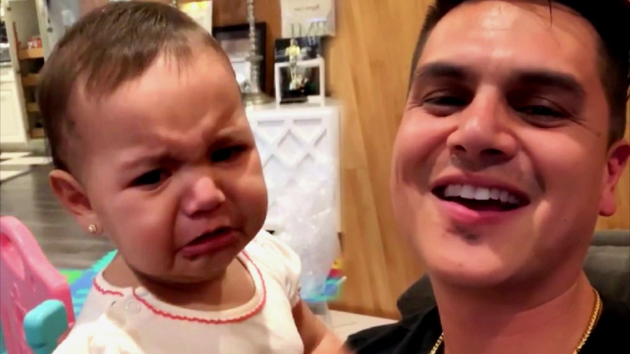 Regulo Caro hace llorar a su hija Emilia con su canto