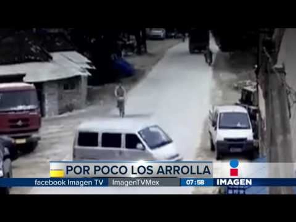 Casi atropella a dos