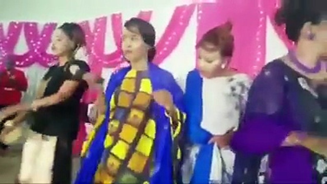 Khadra silimo oo shiday showgi fiska ee hargeisa tageerayasha oo u wada sara kacayIyo mursal oo markii u horaysay fagaaraha kala so muuqday Video gan halaga