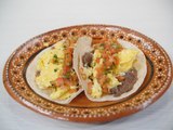 ¡Ricos tacos de huevo en salsa mexicana! | Sale el Sol