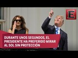 Trump observa el eclipse solar sin gafas