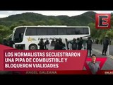 Normalistas se enfrentan a policías en Guerrero