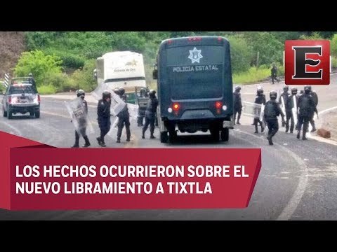 Normalistas de Ayotzinapa roban camiones y retienen a policías