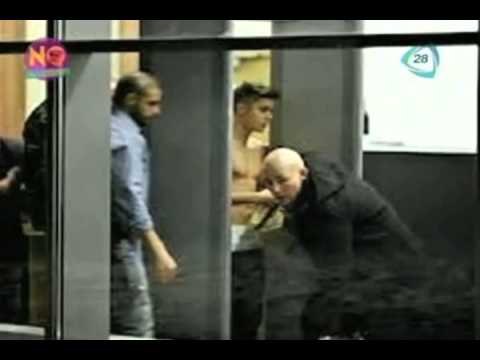 Justin Bieber llegó sin camisa al aeropuerto de Polonia. Justin Bieber shirtless at polish airport