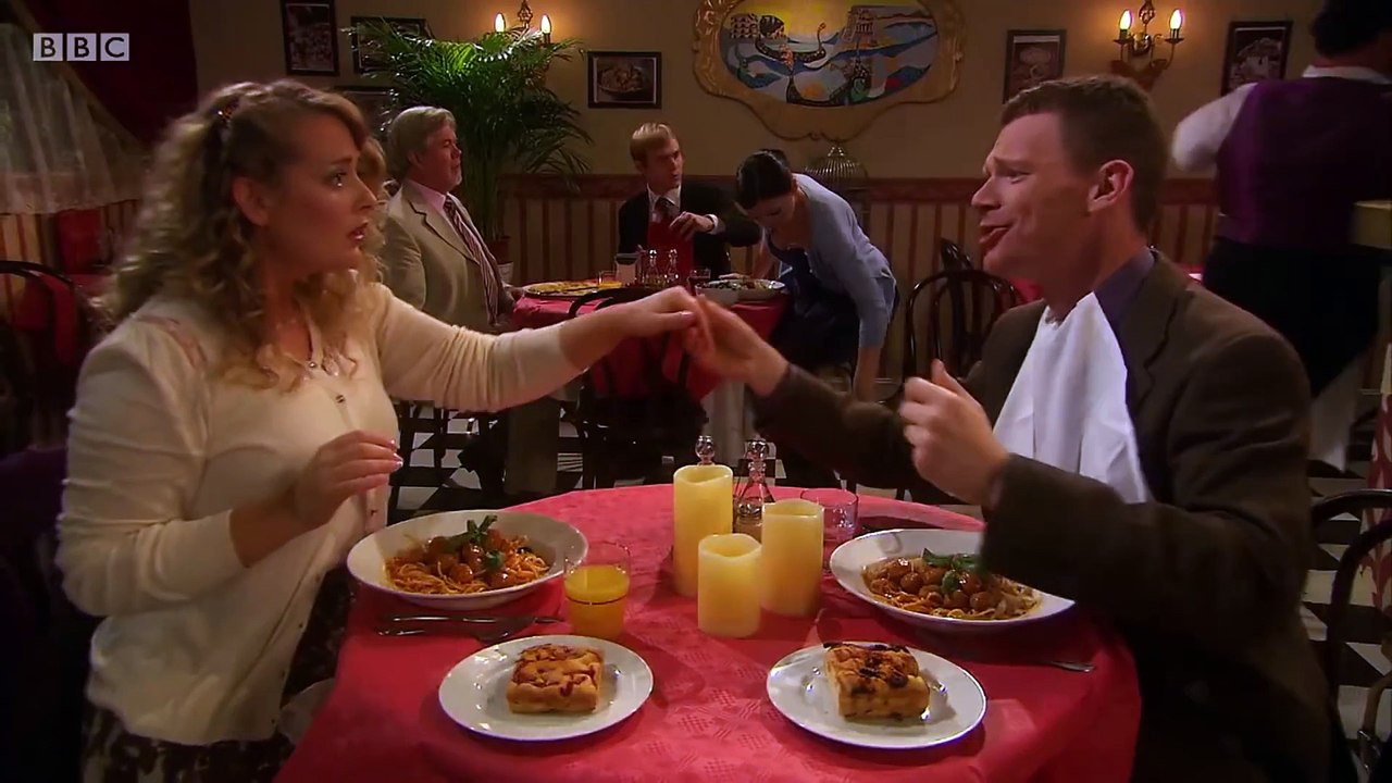 Opera Oliver plays gooseberry between two romantic diners