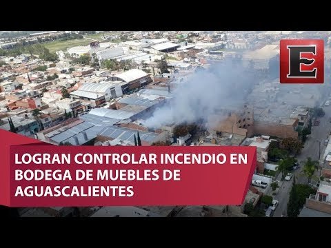 Voraz incendio acaba con bodega de muebles en Aguascalientes