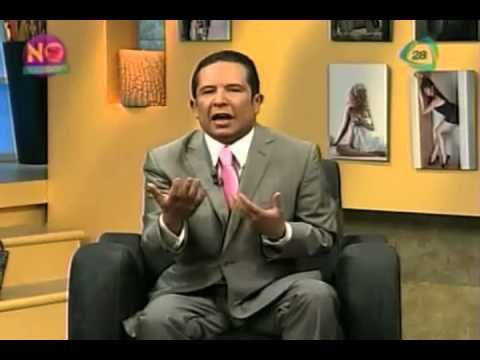 No lo cuentes. Vicente Fernández sufre caída en pleno escenario