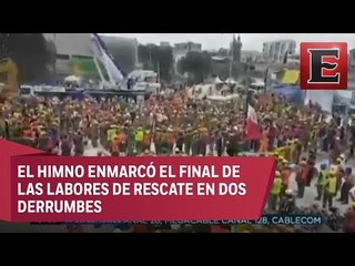 Imagen de la solidaridad: Brigadas de rescatistas entonan el Himno Nacional