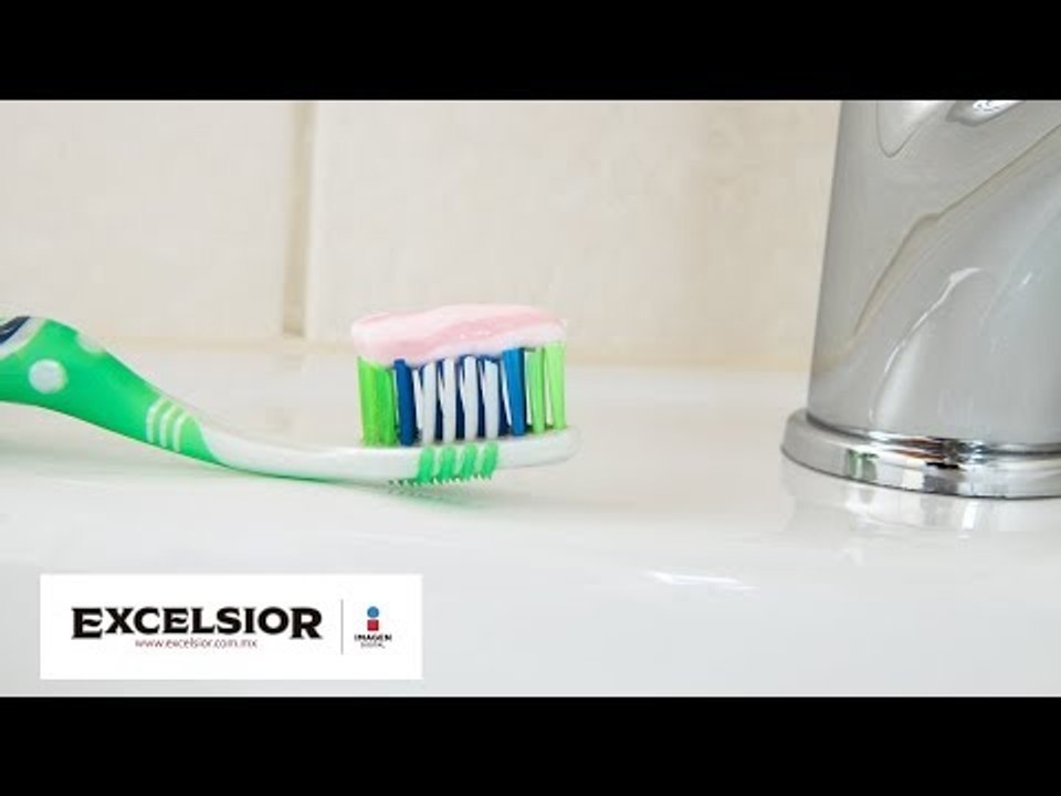 El error que casi todos cometen al lavarse los dientes