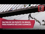 Video: Más de 200 personas saltan de puente en Brasil