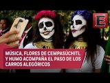 Ofrendas móviles, catrinas y calaveras en el desfile del Día de Muertos