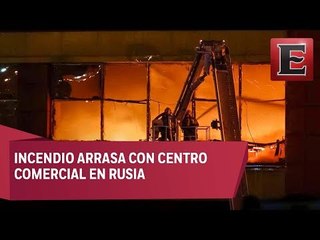 Evacuan a miles en Rusia por incendio en centro comercial