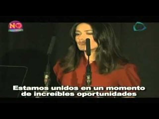 Salma Hayek se presenta en evento por los derechos de la mujer.