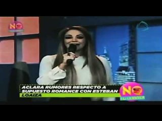 Esteban Loaiza se consuela con la conductora Elizabeth Castro