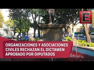 Tiñen de rojo el agua de fuentes capitalinas en protesta por Ley de Seguridad Interior
