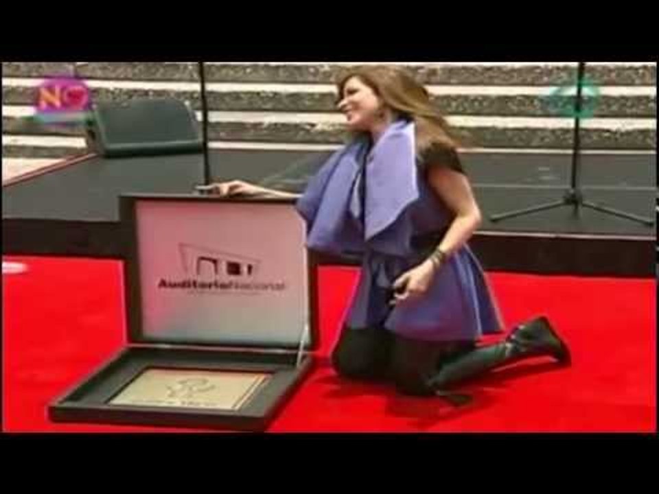 Devela Gloria Trevi placa en el Paseo de las Lunas en el Auditorio Nacional