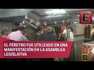 Personas que ingresaron ataúd al Metro no eran deudos sino manifestantes