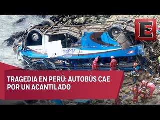 Más de 20 muertos tras caer autobús por un acantilado en Perú