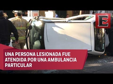 Vehículo vuelca en calles de la colonia Álamos
