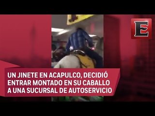 Se mete con todo y caballo a comprar cervezas a OXXO en Acapulco
