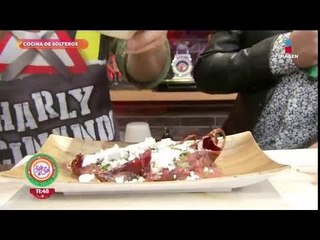 下载视频: Cocina de solteros: chiles rellenos en salsa de frijol | Sale el Sol