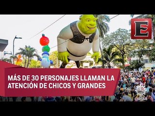 Acapulqueños disfrutan Navidad con en desfile de globos