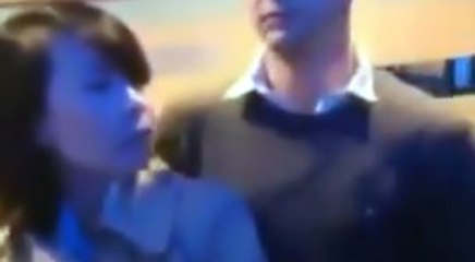 Kadın gazeteciyi yaka paça attılar